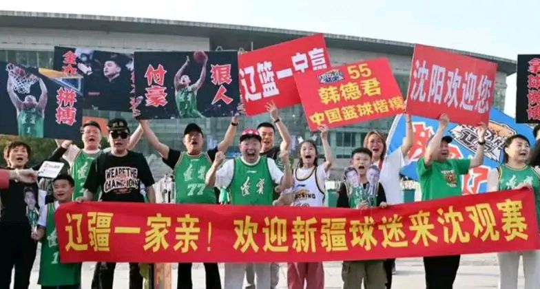 拼搏不止！双方球队在场上为了胜利而战斗(双方球队在每个半场各有一次几分钟暂停的权利)