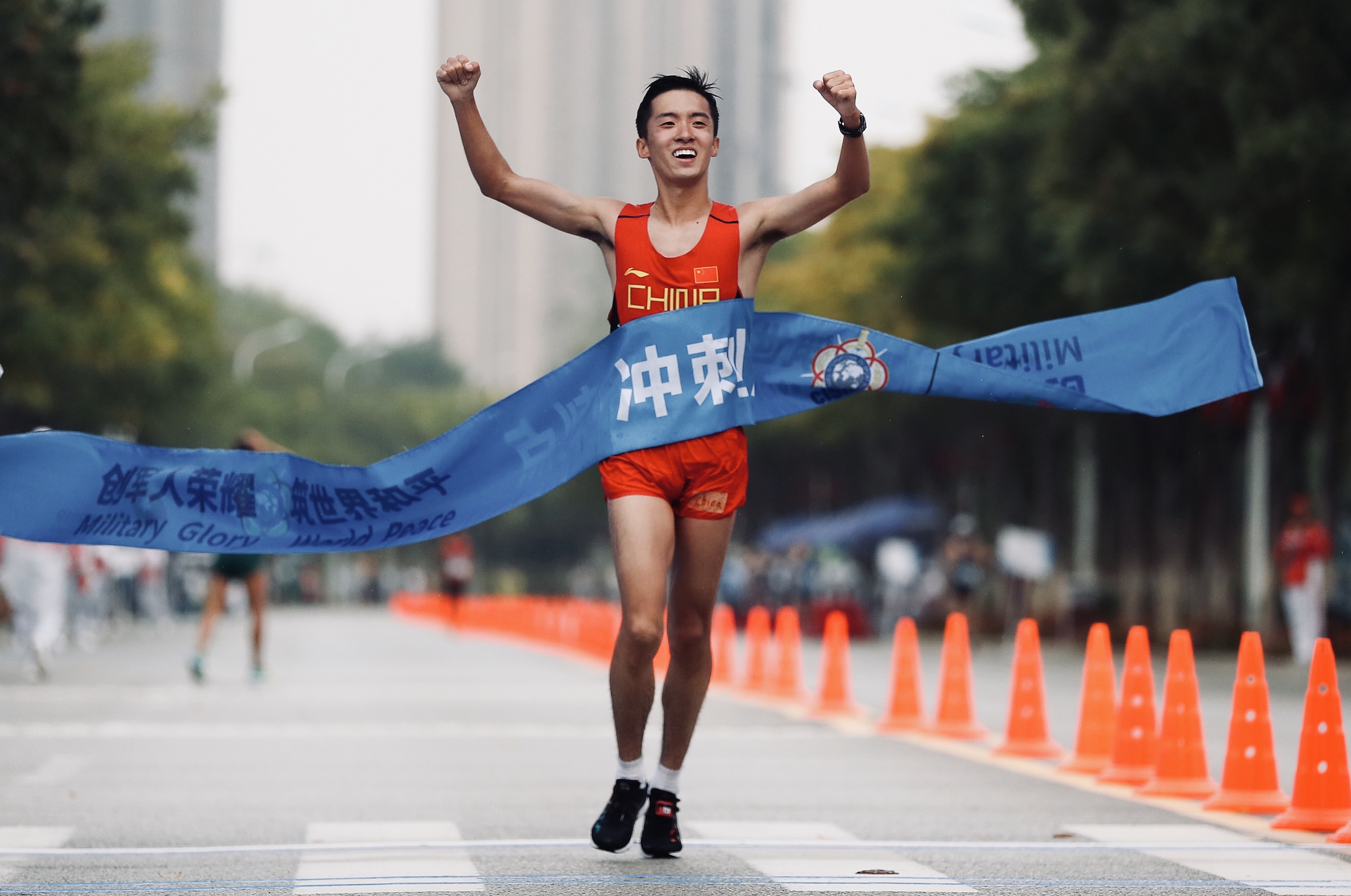 运动员在比赛中表现出色赢得比赛(运动员在比赛中的表现主要由什么决定)