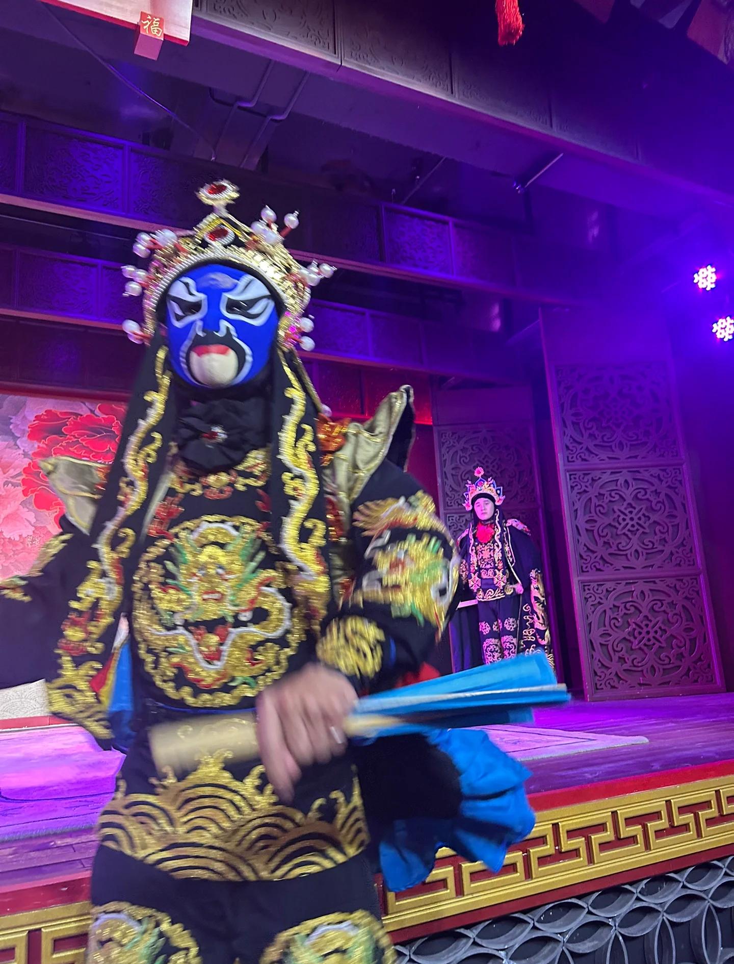 jbo竞博网址-包含川剧变脸大师现场表演，增添活动亮点的词条