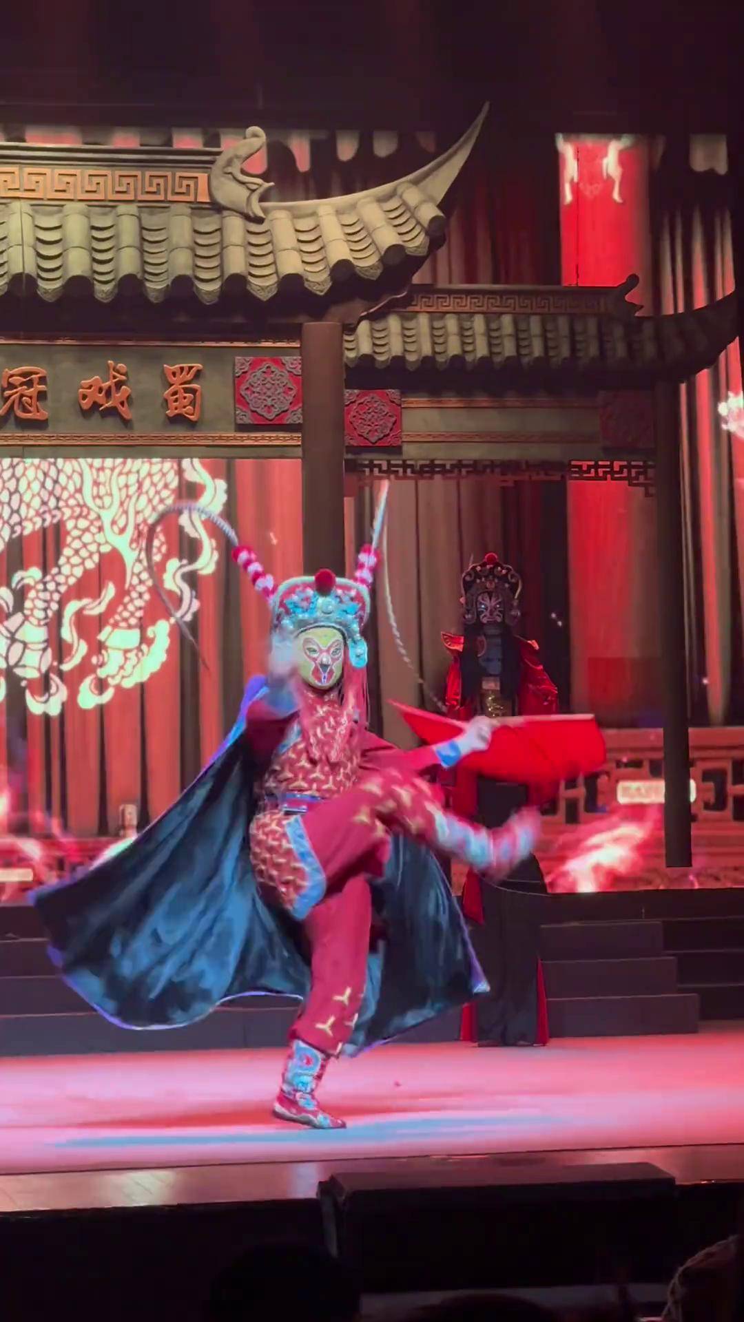 包含川剧变脸大师现场表演，增添活动亮点的词条