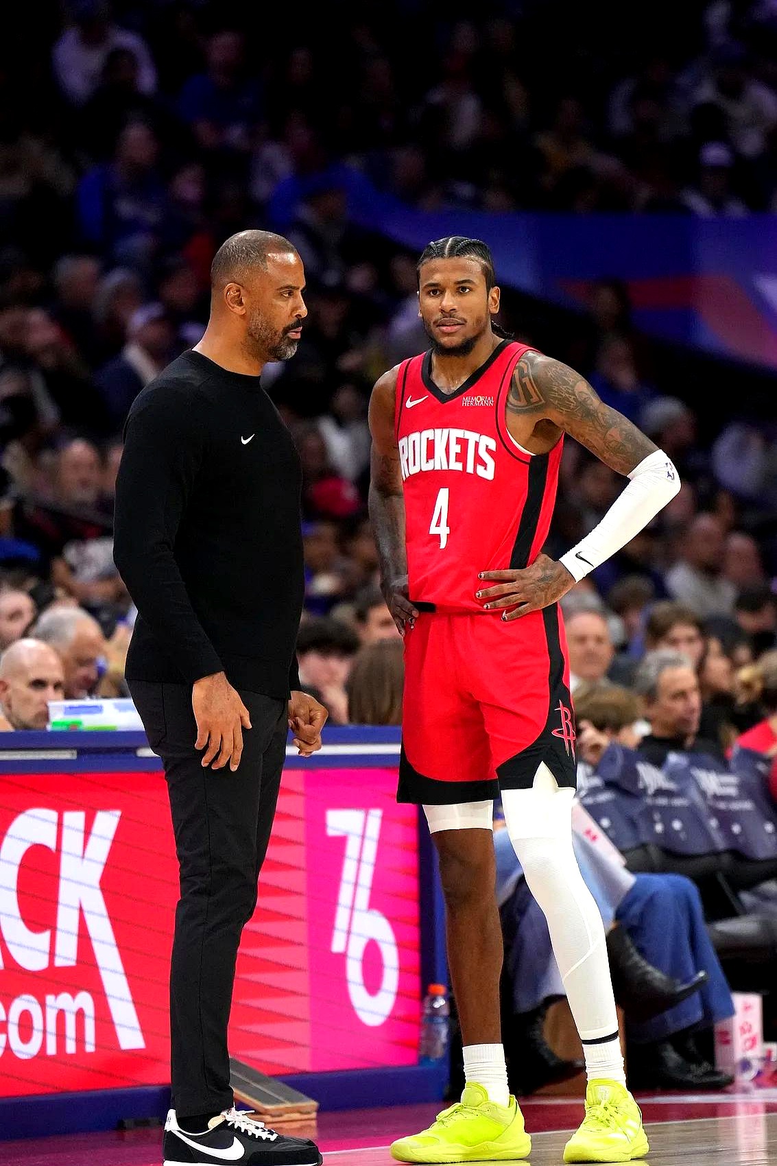 包含某NBA教练：我们防守杰伦-格林时很困难，他肯定能搭档布克的词条